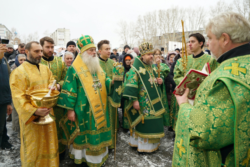 В день памяти святого праведного Иоанна Кронштадтского митрополит Сергий и епископ Серафим совершили Божественную литургию в храме Православной школы 