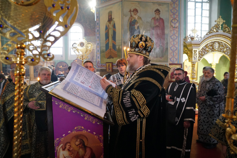 Накануне понедельника седмицы 4-й Великого поста епископ Серафим совершил Пассию в Успенском кафедральном соборе