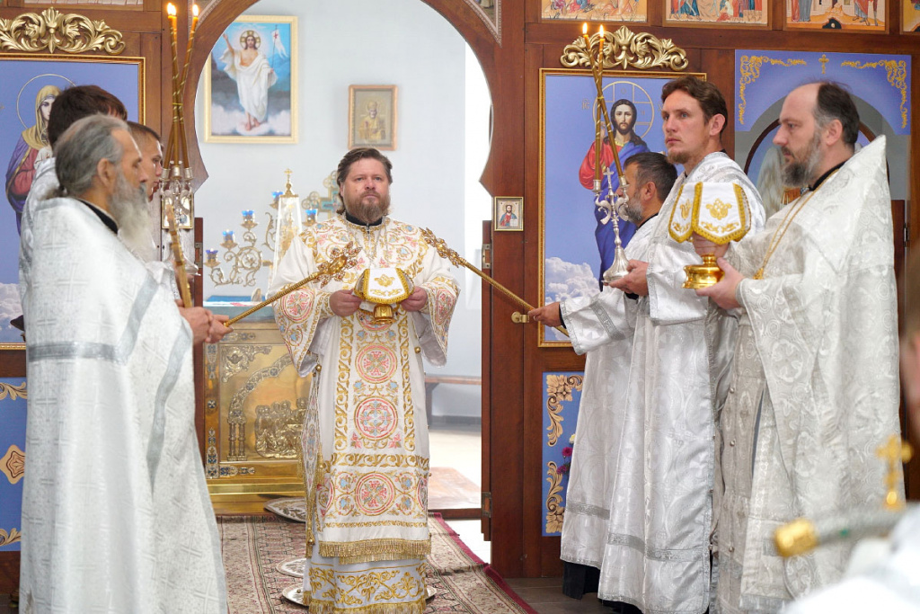 Епископ Серафим совершил Божественную литургию в Покровском храме города Бийска