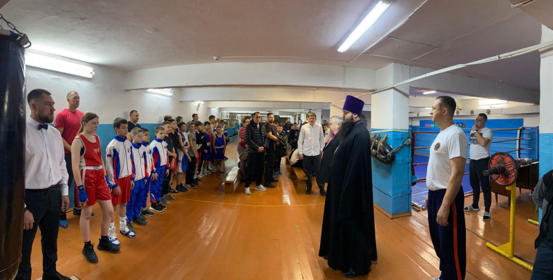 Ответственный по спорту Бийской епархии поздравил молодых спортсменов с Днем народного единства 