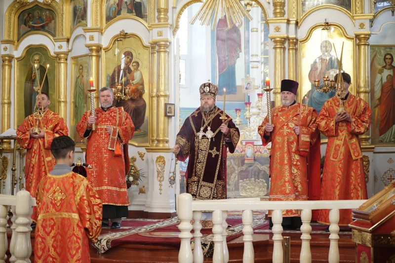 Накануне Недели 2-й по Пасхе епископ Серафим совершил всенощное бдение в Успенском кафедральном соборе