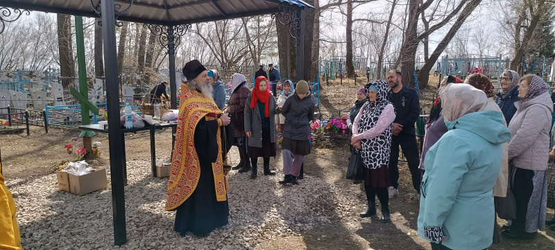 В день Радоницы настоятель храма Покрова Божией Матери села Шубенка совершил панихиду на сельском кладбище 