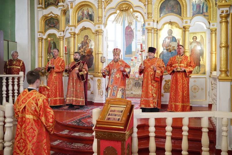 Накануне праздника Преполовения Пятидесятницы епископ Серафим совершил всенощное бдение в Успенском кафедральном соборе