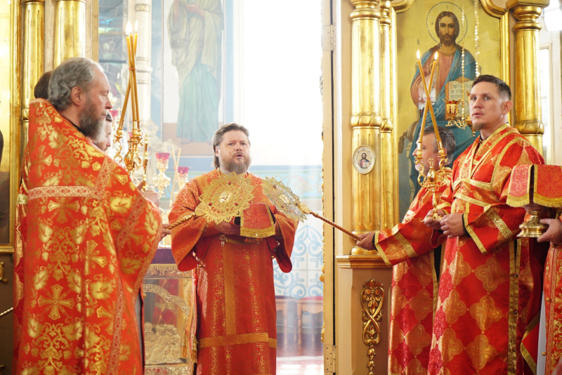 Епископ Серафим совершил Божественную литургию в праздник Отдания Пасхи в Успенском кафедральном соборе