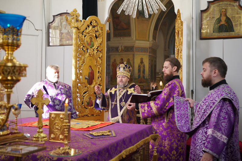 В Великий Четверг епископ Серафим совершил Божественную литургию в Успенском кафедральном соборе 