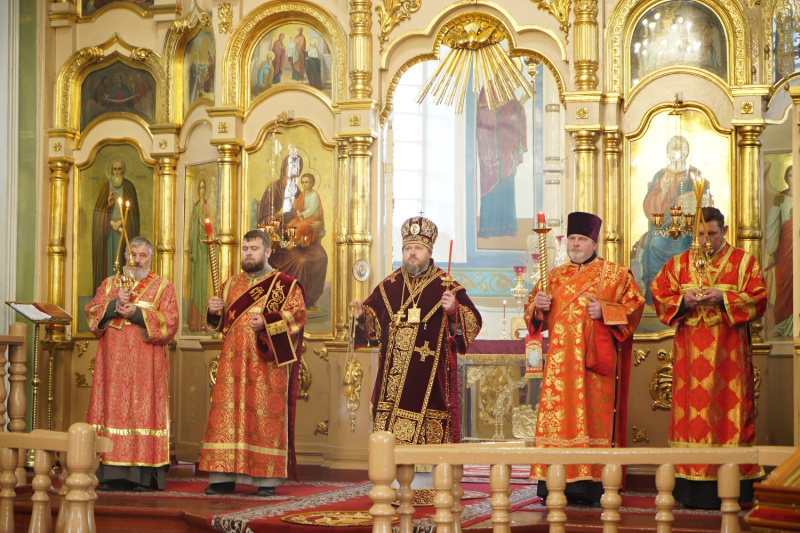Накануне Недели 4-й по Пасхе епископ Серафим совершил вечернее богослужение в Успенском кафедральном соборе