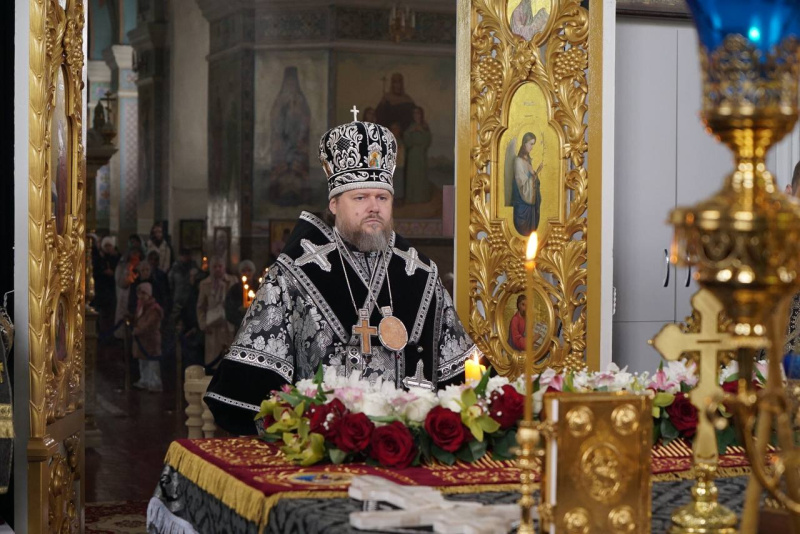 В Великую Пятницу епископ Серафим совершил вечерню с выносом Плащаницы Спасителя