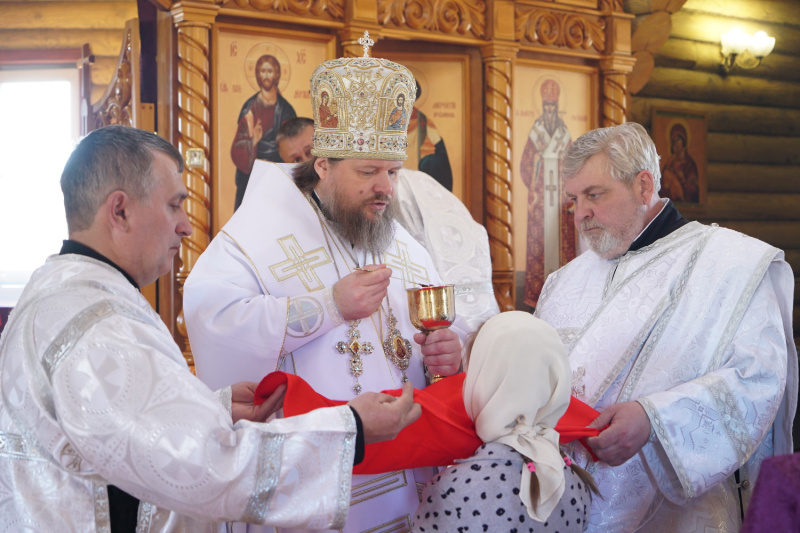 В Лазареву субботу епископ Серафим совершил Божественную литургию в храме святителя Димитрия Ростовского села Енисейское 