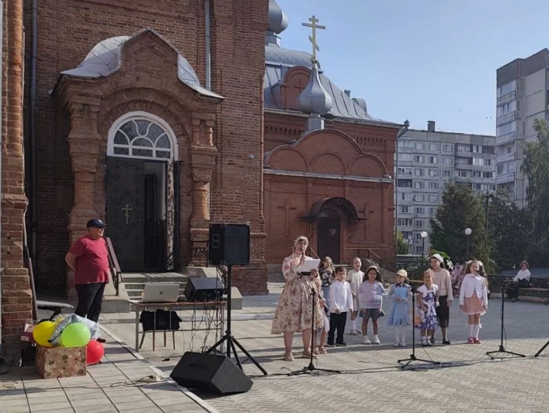 На территории храма Казанской иконы Божией Матери города Бийска прошло праздничное мероприятие, посвященное началу учебного года и церковному новолетию