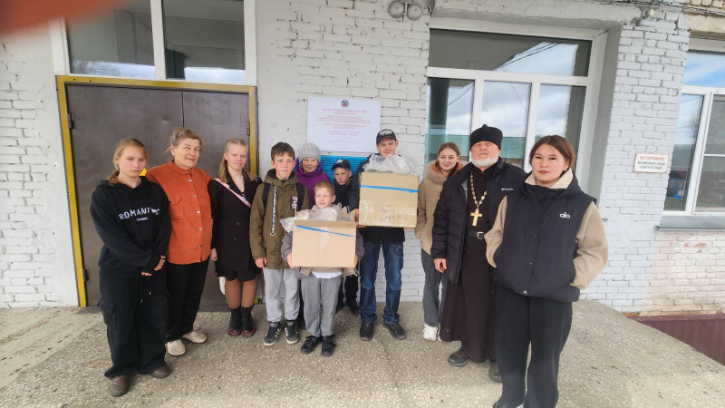 В дни Светлой седмицы настоятель храма Покрова Пресвятой Богородицы села Алтайское посетил школу-интернат и поздравил его воспитанников и педагогов с праздником Пасхи   