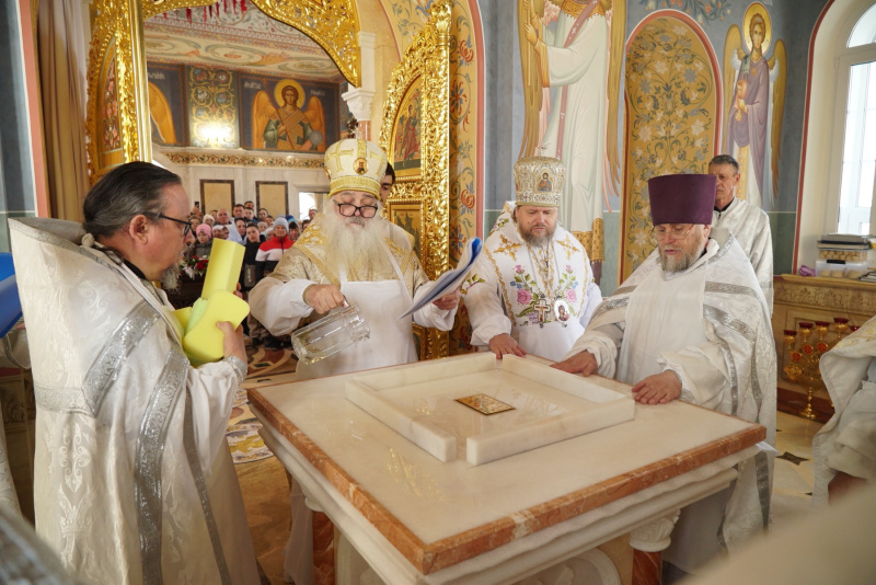 Митрополит Сергий и епископ Серафим совершили чин великого освящения храма Покрова Пресвятой Богородицы села Алтайское и Божественную литургию в новоосвященном храме