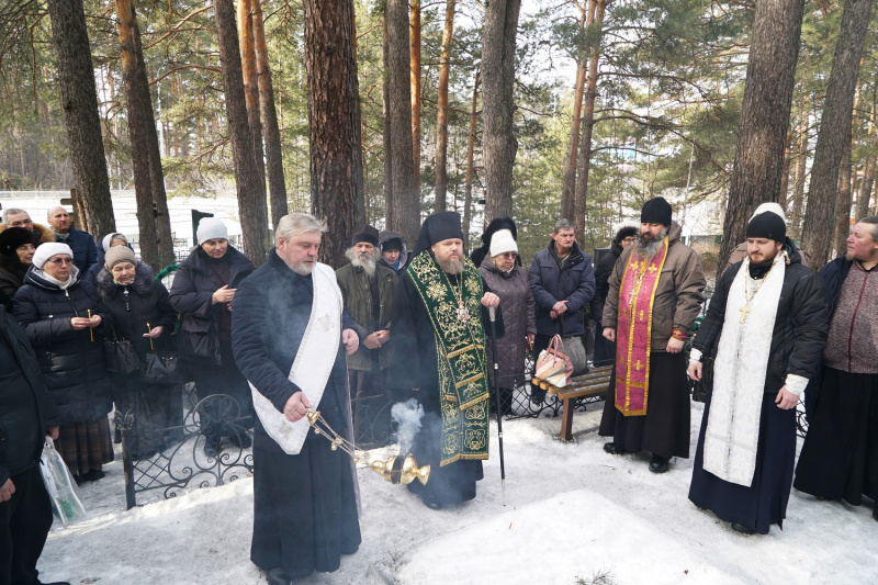 Епископ Серафим совершил литию на могиле архимандрита Ермогена (Росицкого)