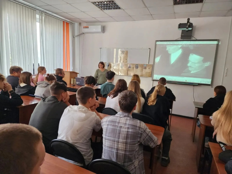 Сотрудник ОРОиК провела беседу со студентами, посвященную гонениям на Русскую Православную Церковь 