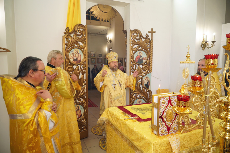 В Неделю 2-ю по Пятидесятнице, Всех святых, в земле Русской просиявших, епископ Серафим совершил Божественную литургию в храме святителя Николая Чудотворца села Солонешное