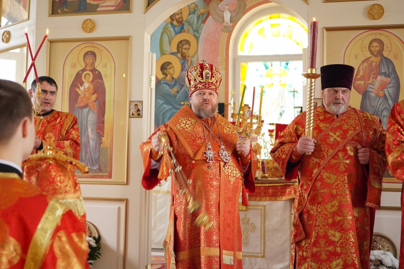 Накануне среды Светлой седмицы епископ Серафим совершил вечернее богослужение в храме Православной школы города Бийска