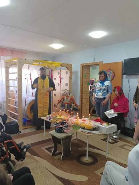 Настоятель храма иконы Божией Матери «Умиление» города Бийска совершил чин освящения куличей и пасох в общественной организации «Дети Ангелы» 