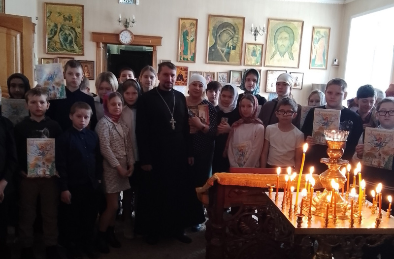 В День православной книги ученики школы посетили храм Покрова Пресвятой Богородицы села Алтайское   