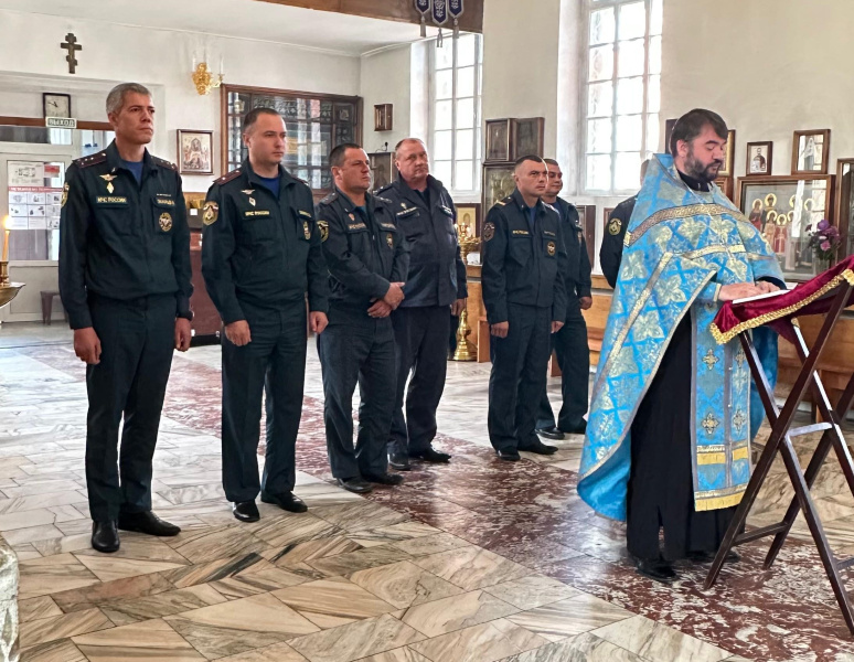 В день празднования иконы Божией Матери "Неопалимая Купина" в Пантелеимоновском соборе города Белокурихи прошел молебен для сотрудников МЧС 