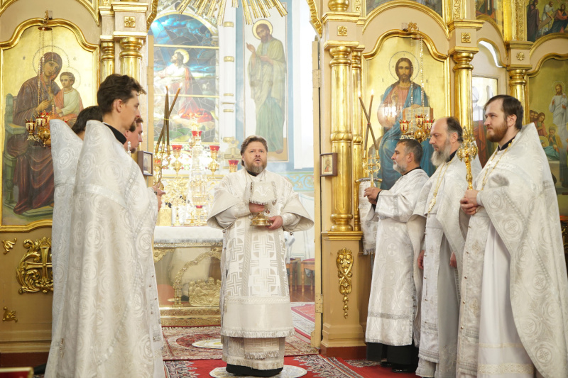 В Димитриевскую родительскую субботу епископ Серафим совершил Божественную литургию и панихиду в Успенском кафедральном соборе 