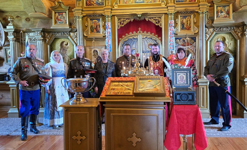  Помощник руководителя отдела по взаимодействию с казачеством совершил молебен при посвящении в казачки 