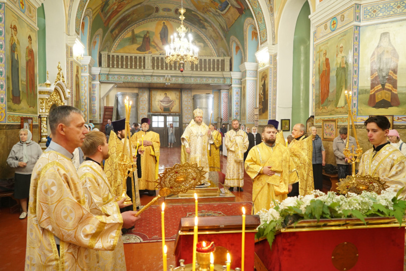 Накануне Недели 11-й по Пятидесятнице епископ Серафим совершил всенощное бдение в Успенском кафедральном соборе