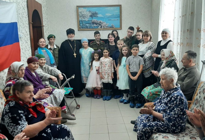 Настоятель Покровского храма села Алтайское иерей Леонид Клепиков с прихожанами посетили Дом-интернат для престарелых и инвалидов