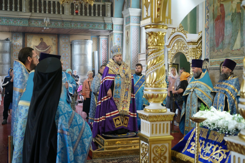 Накануне праздника Успения Пресвятой Богородицы епископ Серафим возглавил служение молебна в Успенском кафедральном соборе 