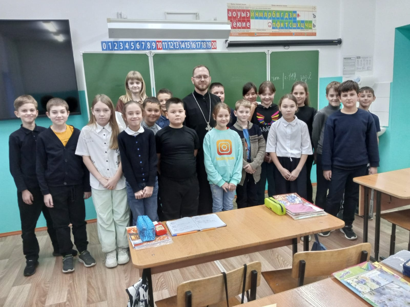 Благочинный Красногорского округа провел урок в средней школе