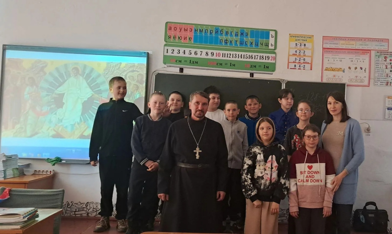 В дни Светлой седмицы настоятель храма святителя Николая Чудотворца села Сараса провел урок со школьниками, посвященный празднику Пасхи 