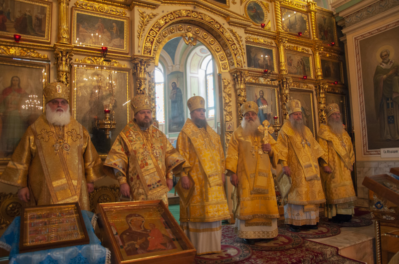 Епископ Серафим принял участие в торжественном богослужении в праздник Собора святых земли Алтайской 