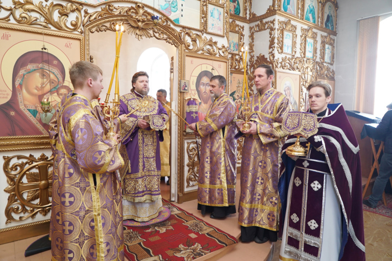 Преосвященный Серафим совершил Божественную литургию в Богоявленском храме села Соколово