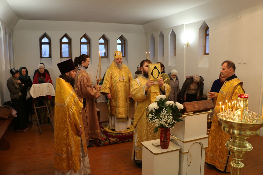 Епископ Серапион совершил Божественную литургию в день памяти святителя Димитрия, митрополита Ростовского