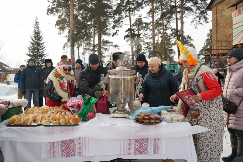 В Неделю сыропустную на территории храма Покрова Пресвятой Богородицы Свято-Макарьевской монашеской общины города Бийска прошли масленичные гуляния