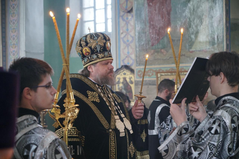В канун Великой Субботы епископ Серафим совершил утреню с чином погребения в Успенском кафедральном соборе 