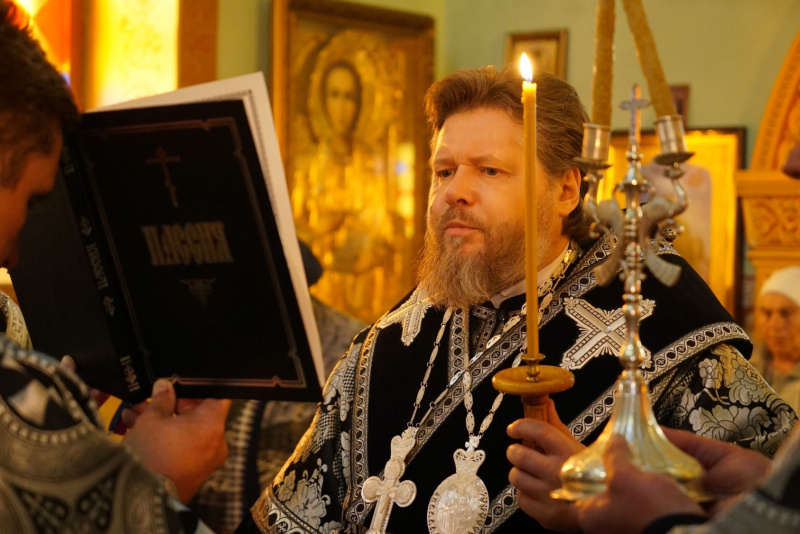 Накануне понедельника седмицы 5-й Великого поста епископ Серафим совершил Пассию в храме великомученицы Екатерины села Сростки