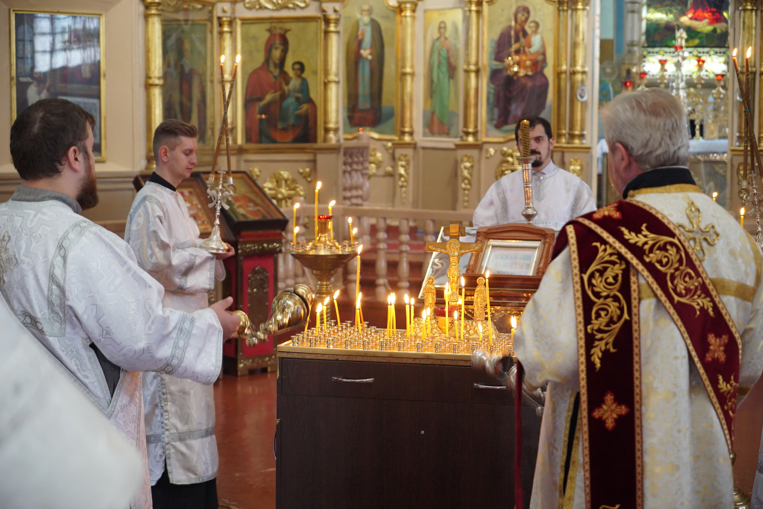 Вечернее заупокойное богослужение в пятницу перед родительской. Парастас по усопшим.