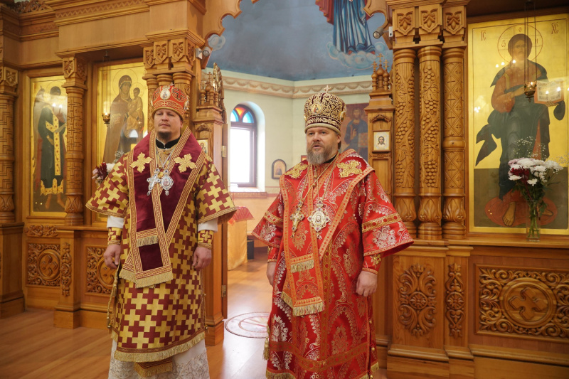 В 26-ю Неделю по Пятидесятнице, день памяти святой великомученицы Екатерины Александрийской, епископ Бийский и Белокурихинский Серафим и епископ Козельский и Людиновский Макарий совершили Божественную литургию в Екатерининском храме села Сростки     