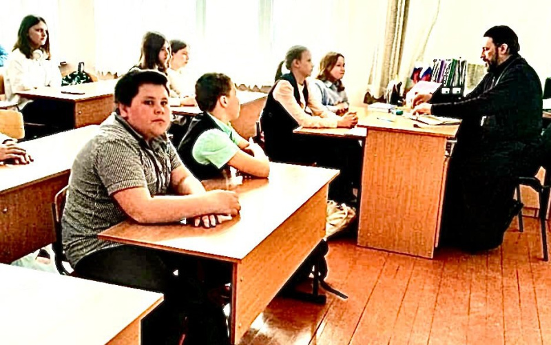 Священник Свято-Троицкого храма села Малоугренево провел урок в сельской школе