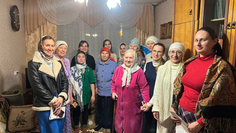 В праздник Рождества Христова объединенный клирос Пантелеимоновского собора города Белокурихи и храма святителя Николая Чудотворца села Новотырышкино поздравил прихожан храмов Белокурихи 