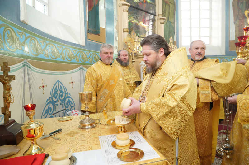 Преосвященный Серафим совершил Литургию в Успенском кафедральном соборе города Бийска