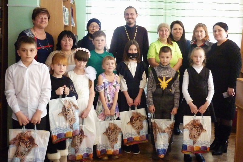 19 января в Сростинской библиотеке прошло чествование местных участников Детского литературного конкурса «Свет Вифлеема»
