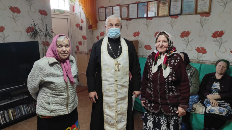 Благочинный Алтайского церковного округа посетил дом-интернат для престарелых и инвалидов