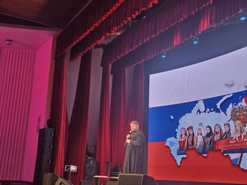 Благочинный Белокурихинского округа принял участие в благотворительном концерте в поддержку воинов СВО