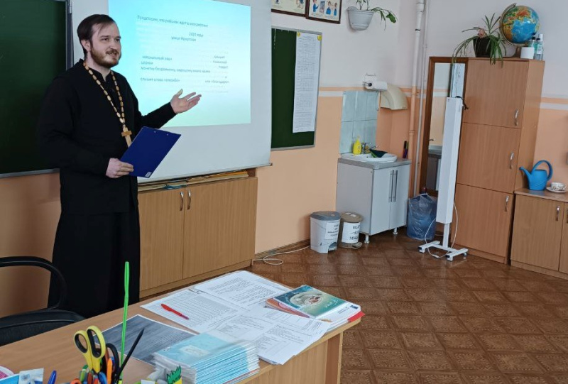 Руководитель отдела религиозного образования и катехизации провел презентацию модуля ОПК на родительском собрании 3-х классов Кадетской школы  