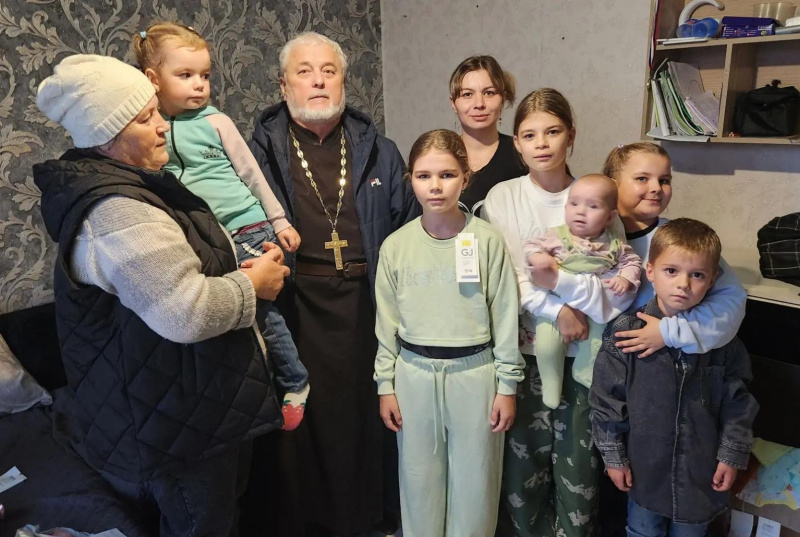 Благочинный Алтайского округа провел благотворительную акцию для семей участников СВО