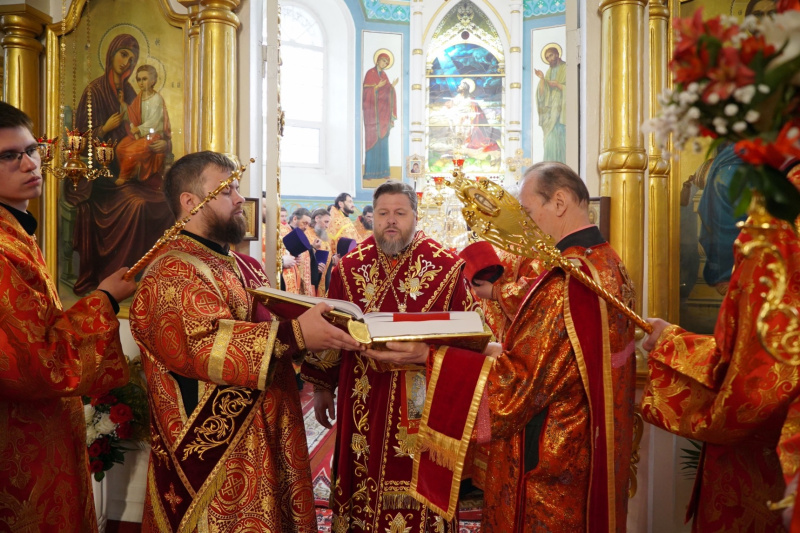 В праздник Светлого Христова Воскресения епископ Серафим совершил Пасхальную великую вечерню в Успенском кафедральном соборе