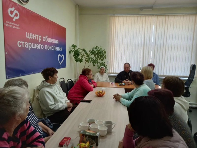 В Центре общения старшего поколения села Красногорское прошла беседа на тему «День Святой Троицы» 