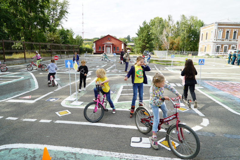 На Архиерейском подворье в Бийске открылась детская игровая площадка «Город безопасных дорог»