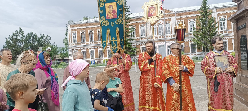 Крестным ходом в честь Дня славянской письменности и культуры воспитанники воскресной школы Покровского храма Свято-Макарьевской монашеской общины завершили учебный год