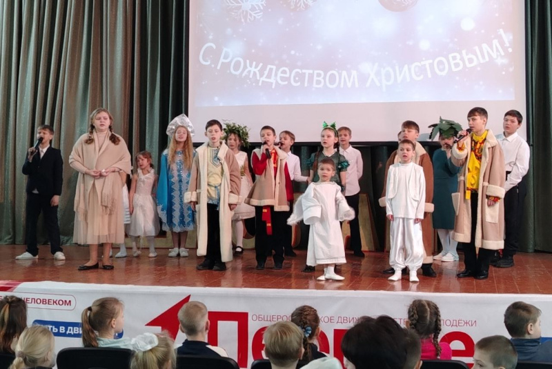 Воспитанники воскресной школы «Радость моя» храма Покрова Пресвятой Богородицы Свято-Макарьевской монашеской общины представили «Рождественскую сказку» в средней общеобразовательной школе № 1 города Бийска